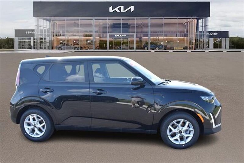 New 2025 Kia Soul LXImage 2