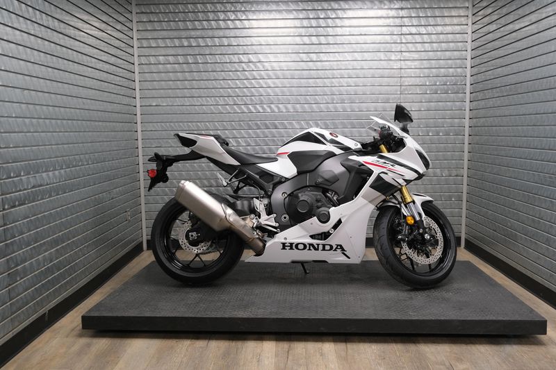 NEW 2027 HONDA CBR1000RR Image 2