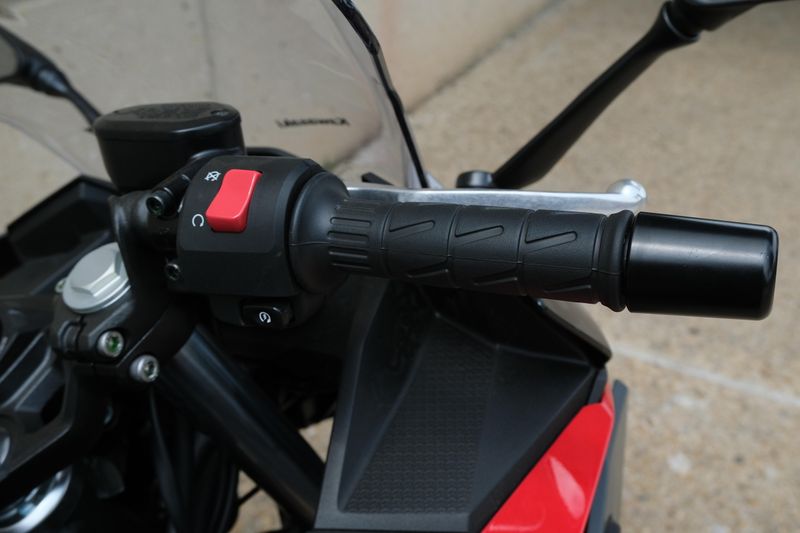 2025 Kawasaki NINJA 500 SE ABS PASSION RED AND METALLIC FLAT SPARK BLACK AND METALLIC MATTE DARK GRAY Image 12