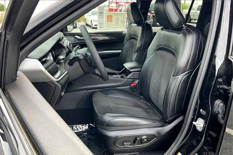 2023 Jeep Grand Cherokee AltitudeImage 24