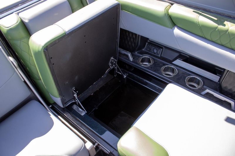 2023 MALIBU M220Image 24