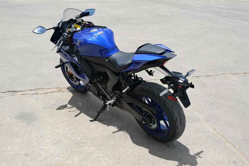 New 2025 Yamaha YZFR7 TEAM BLUE Image 10