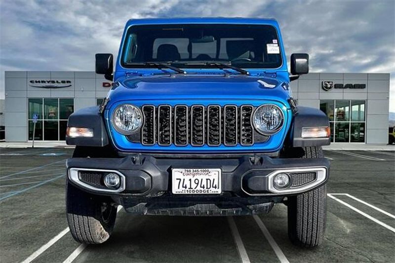 2024 Jeep Gladiator Sport photo 2