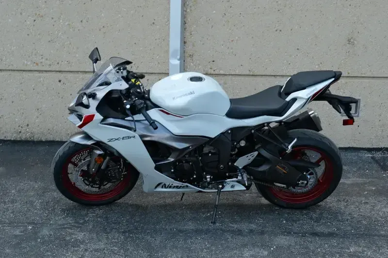 New 2025 Kawasaki Ninja  ZX6R Pearl Robotic WhiteMetallic Graphite Gray Image 5