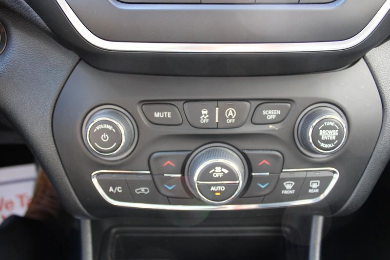 2022 Jeep Cherokee Latitude Lux photo 17