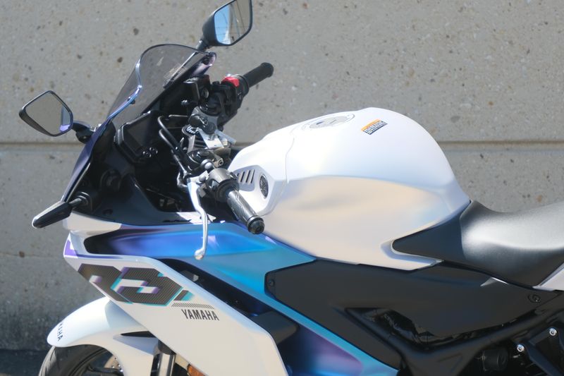 2025 Yamaha YZFR3 ABS LUNAR WHITE AND NEBULA BLUE Image 25