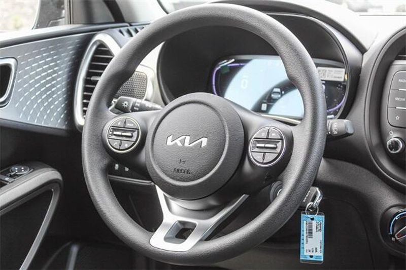 New 2025 Kia Soul LXImage 8