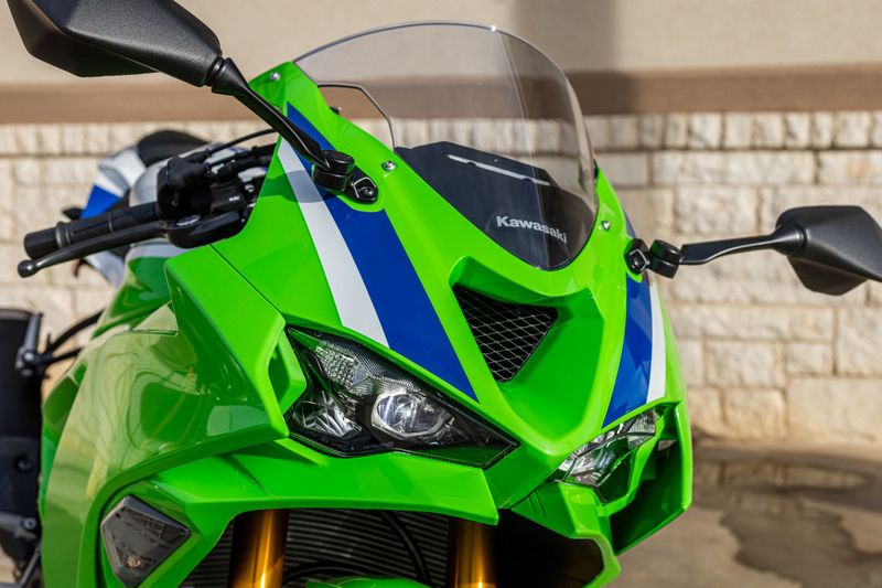 2024 KAWASAKI NINJA ZX6R 40TH ANNIVERSARY EDITION ABS LIME GREEN AND PEARL CRYSTAL WHITE AND BLUEImage 4