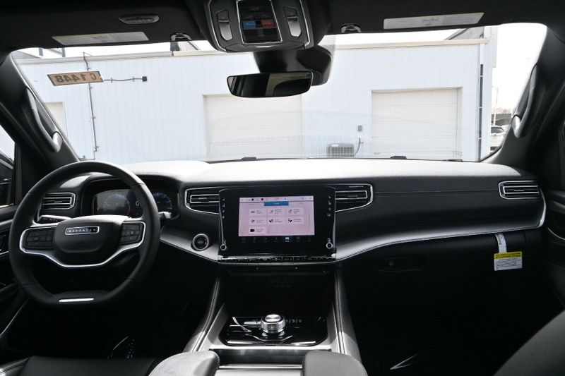 2025 Wagoneer L Image 15