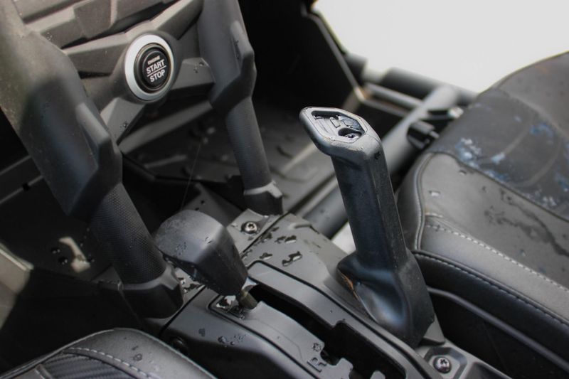2025 Can-Am MAVERICK X3 MAX X RS TURBO RR WITH SMARTSHOX TRIPLE BLACK Image 26