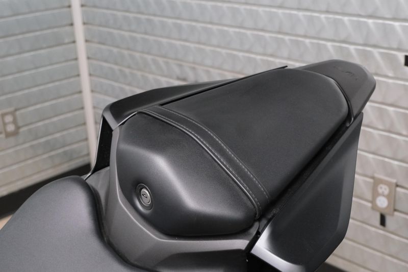 USED 2025 YAMAHA YZFR3 ABS Image 17