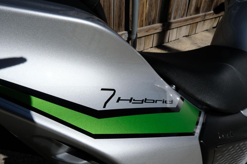 2024 Kawasaki NINJA 7 HYBRID ABS METALLIC BRIGHT SILVER AND METALLIC MATTE LIME GREEN AND EBONYImage 6