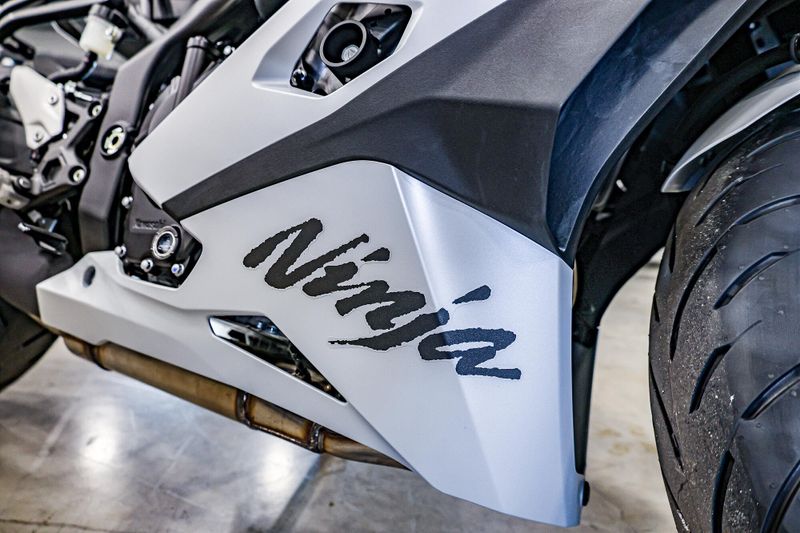 2025 Kawasaki NINJA ZX4RR ABS METALLIC MATTE WHITISH SILVER AND METALLIC FLAT SPARK BLACK Image 14