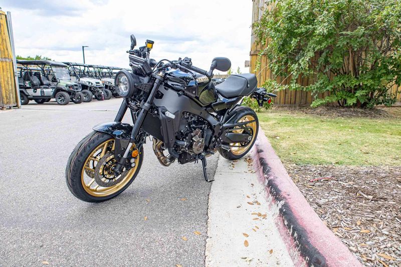 New 2025 Yamaha XSR900  RAVEN Image 2