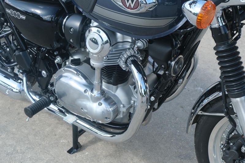 2024 Kawasaki W800 ABS METALLIC SLATE BLUE AND METALLIC DIABLO BLACK Image 18