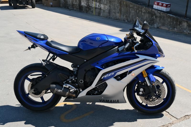 Used 2016 Yamaha YZFR6 BLUE AND SILVER Image 2