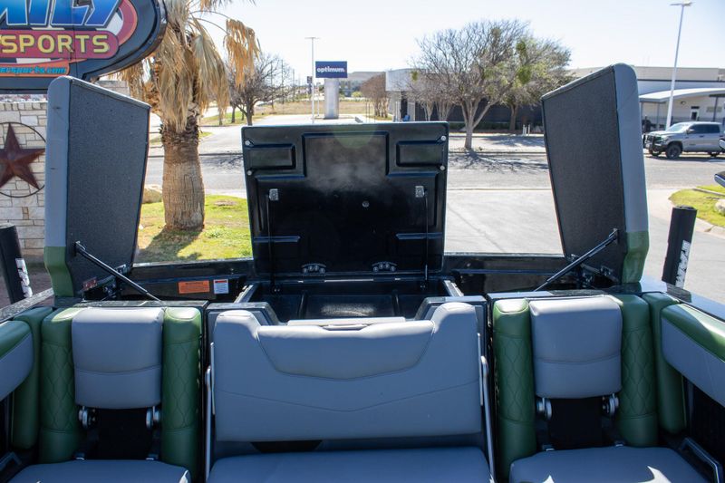 2023 MALIBU M220Image 21