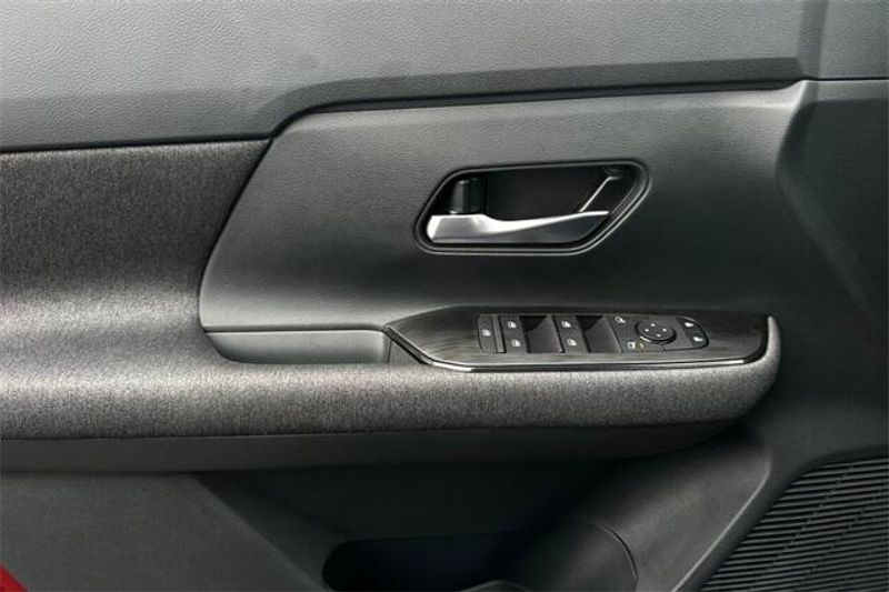 New 2025 Nissan Kicks SVImage 8