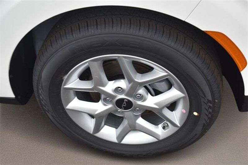 New 2025 Kia Soul LXImage 11