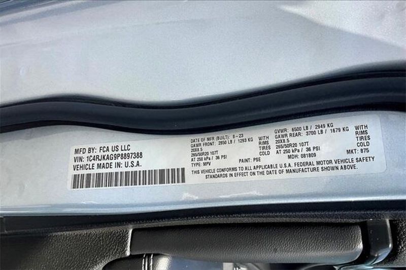 Used 2023 Jeep Grand Cherokee L AltitudeImage 32