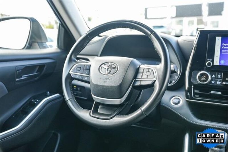 Used 2023 Toyota Highlander LImage 16