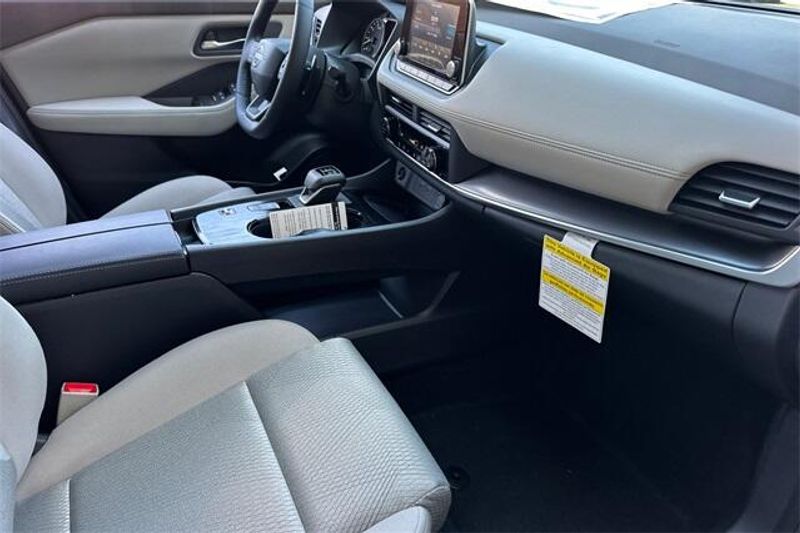 New 2025 Nissan Rogue SVImage 13