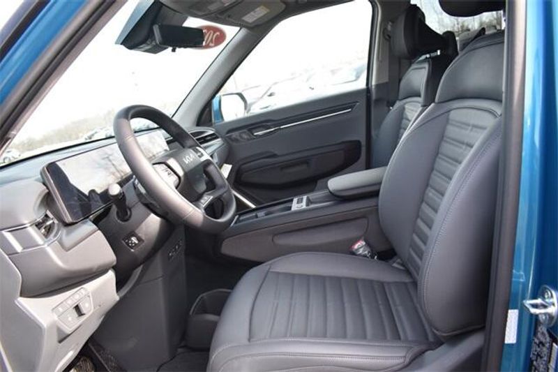 2025 Kia EV9 LandImage 27