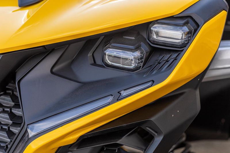 NEW 2025 CAN-AM MAVERICK R X RS WITH SMARTSHOX 999T DCT CARBON Image 9