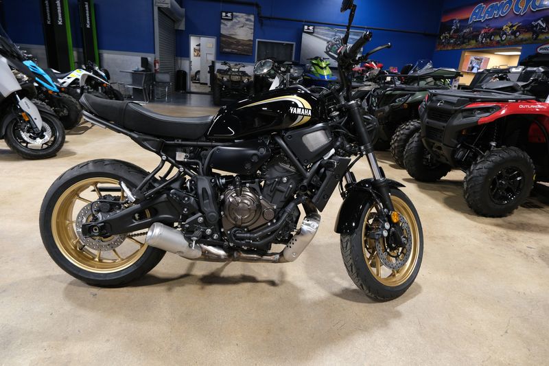 2024 Yamaha XSR700 RAVENImage 15