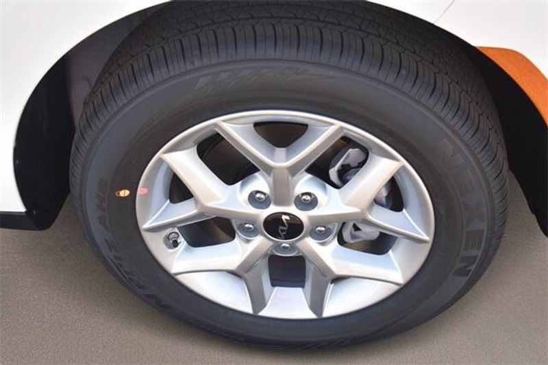 New 2025 Kia Soul LXImage 11