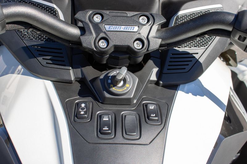 NEW 2026 CAN-AM SPYDER RT LIMITED Image 18