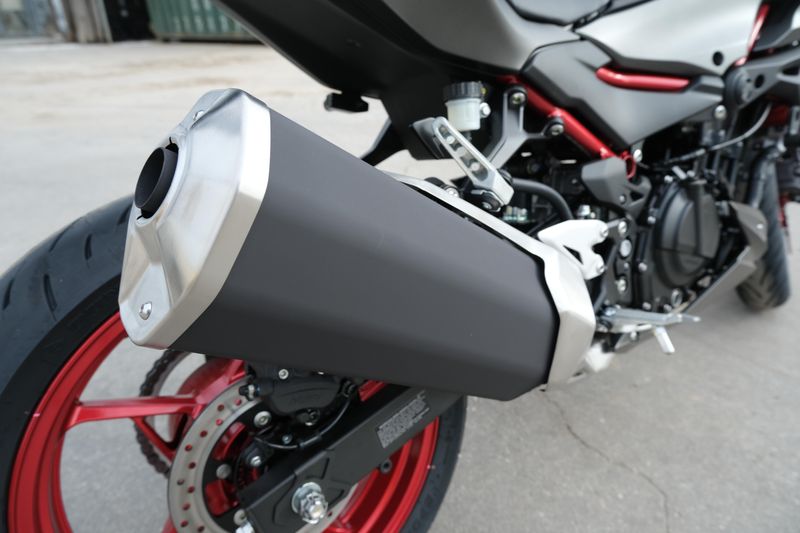 2025 Kawasaki Z500 SE ABS CANDY PERSIMMON RED AND METALLIC FLAT SPARK BLACK AND METALLIC MATTE GRAPHENESTEEL GRAYImage 10