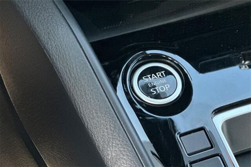 New 2025 Nissan Versa 1.6 SVImage 18