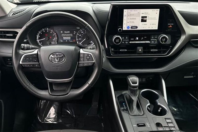 Used 2024 Toyota Highlander LEImage 12