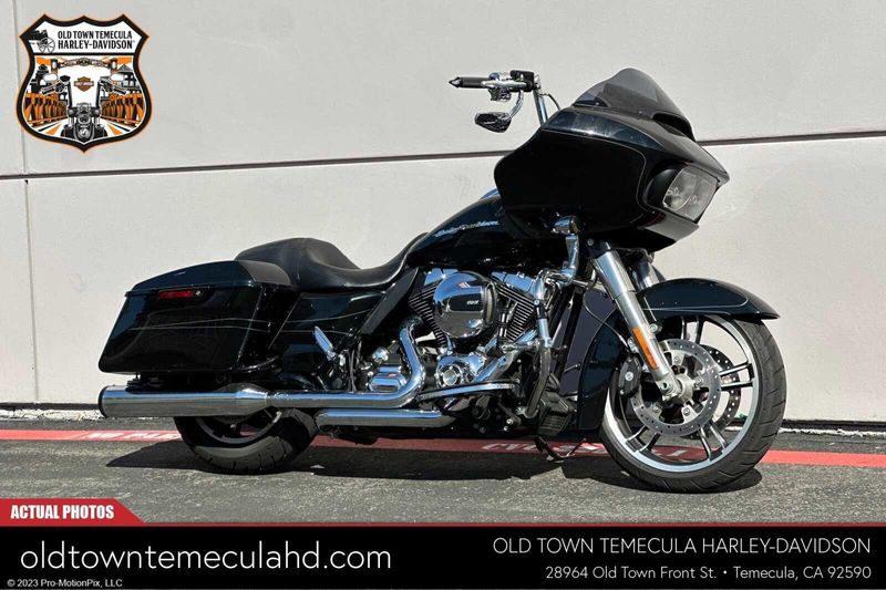 2015 Harley-Davidson Road Glide in a BLACK W/ PINSTRIPE exterior color. BMW Motorcycles of Temecula – Southern California (951) 506-6903 bmwmotorcyclesoftemecula.com 