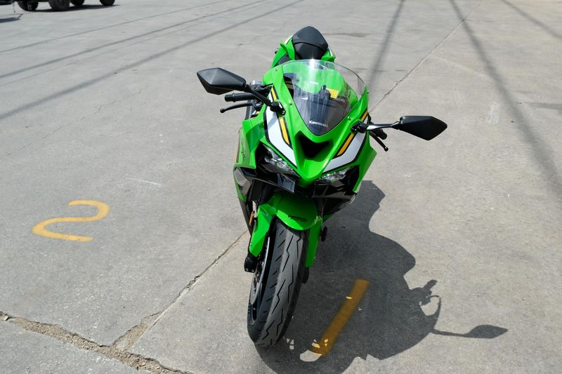 2025 Kawasaki NINJA ZX6R KRT EDITION LIME GREEN AND EBONY AND PEARL BLIZZARD WHITE Image 8