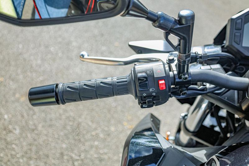 2025 Kawasaki Z500 ABS METALLIC SPARK BLACK AND METALLIC MATTE GRAPHENESTEEL GRAY Image 9