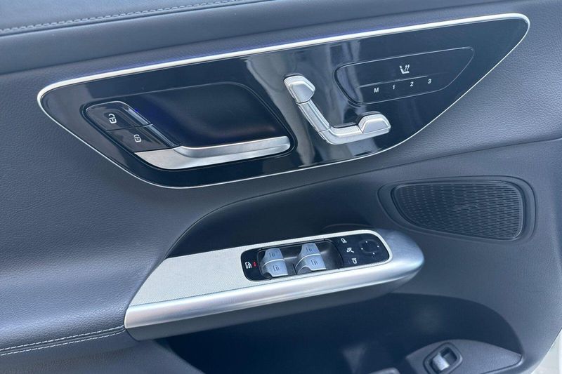 Used 2024 Mercedes-Benz GLC 300Image 11