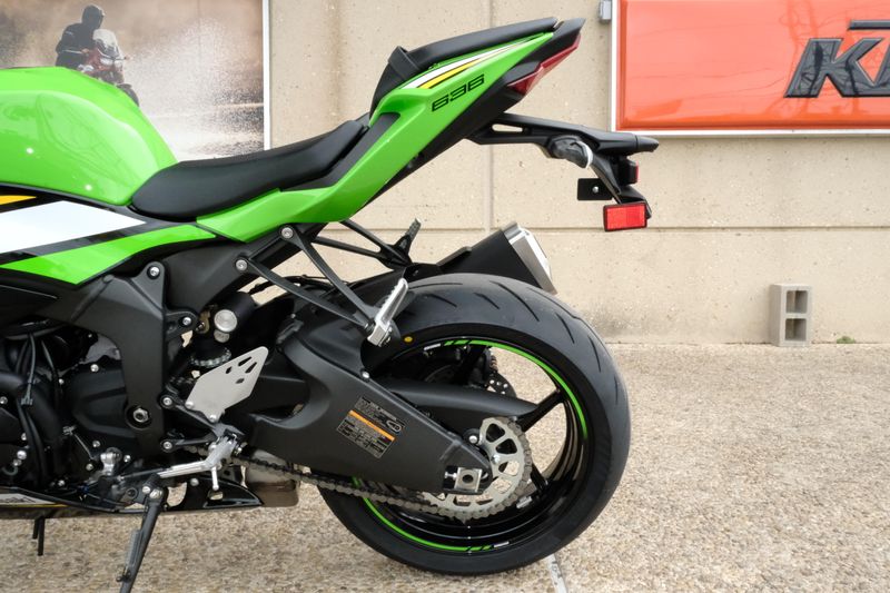 2025 Kawasaki NINJA ZX6R KRT EDITION LIME GREEN AND EBONY AND PEARL BLIZZARD WHITEImage 2