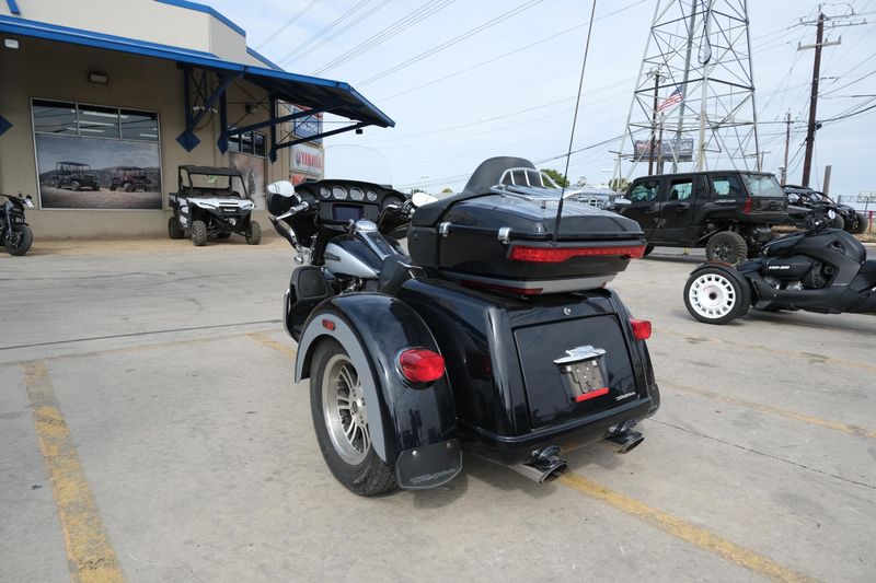 2019 HARLEY TRIKE TRI GLIDE ULTRA in a BLACK exterior color. Family PowerSports (877) 886-1997 familypowersports.com 