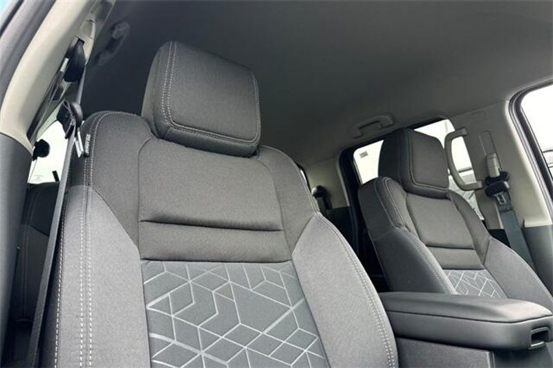 New 2025 Nissan Frontier SVImage 13