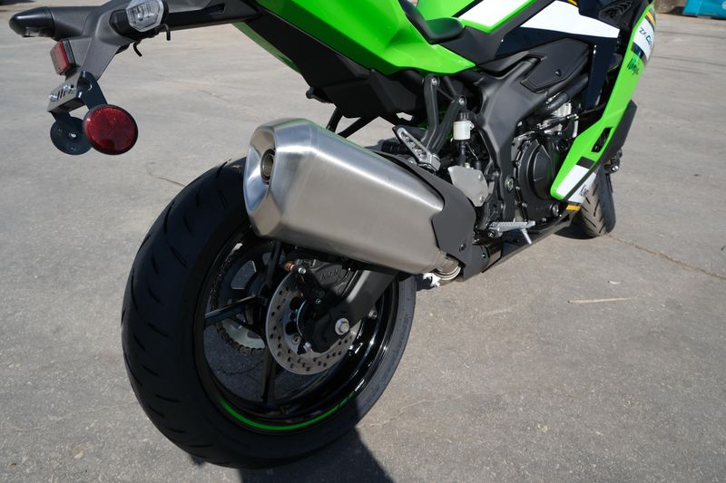 2025 Kawasaki NINJA 500 KRT EDITION LIME GREEN AND EBONY AND PEARL BLIZZARD WHITEImage 21