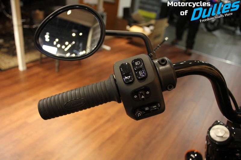 2023 Indian Motorcycle Chief Bobber Dark Horse Image 13