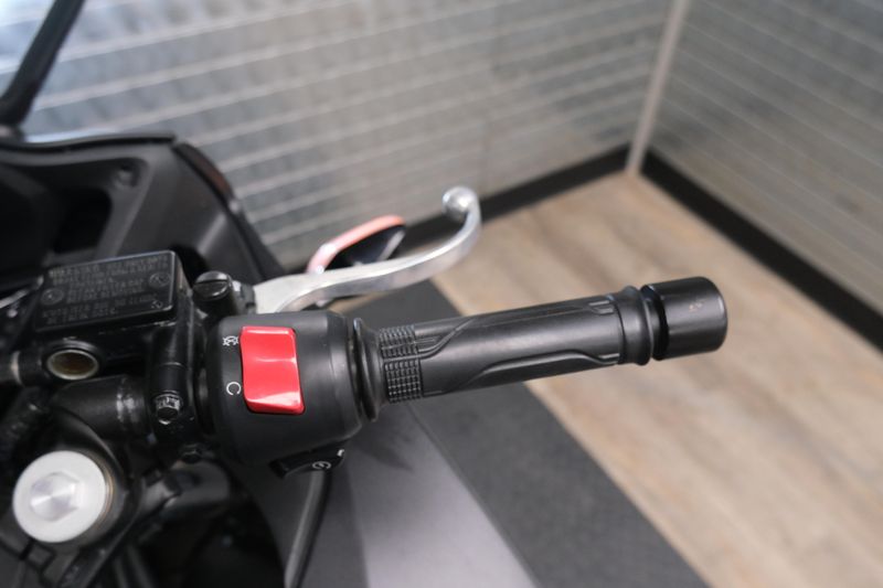 USED 2022 HONDA CBR300RA ABS Image 17