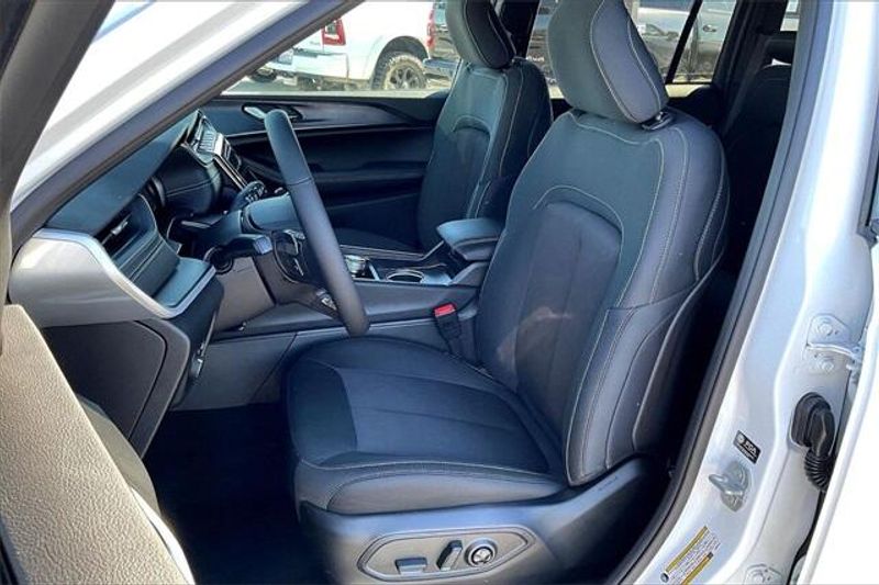 New 2025 Jeep Grand Cherokee Laredo X 4x4Image 8