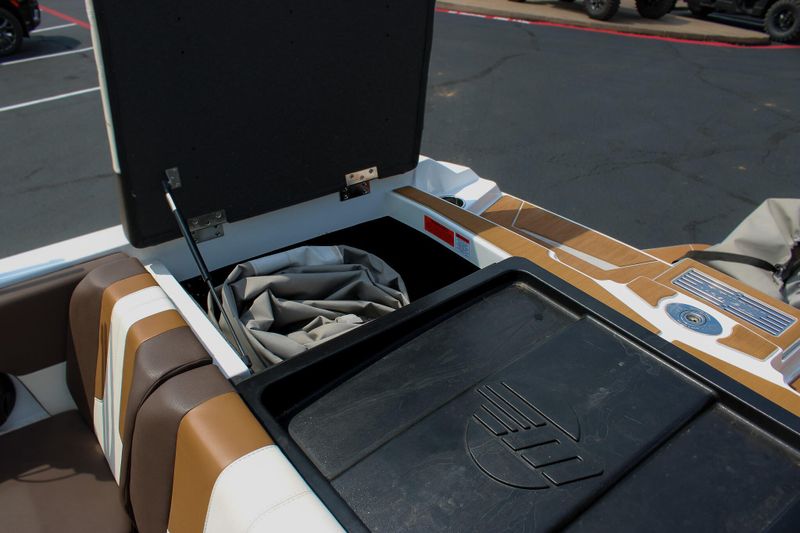 2024 MALIBU 21 LX  in a WHITE exterior color. Family PowerSports (877) 886-1997 familypowersports.com 
