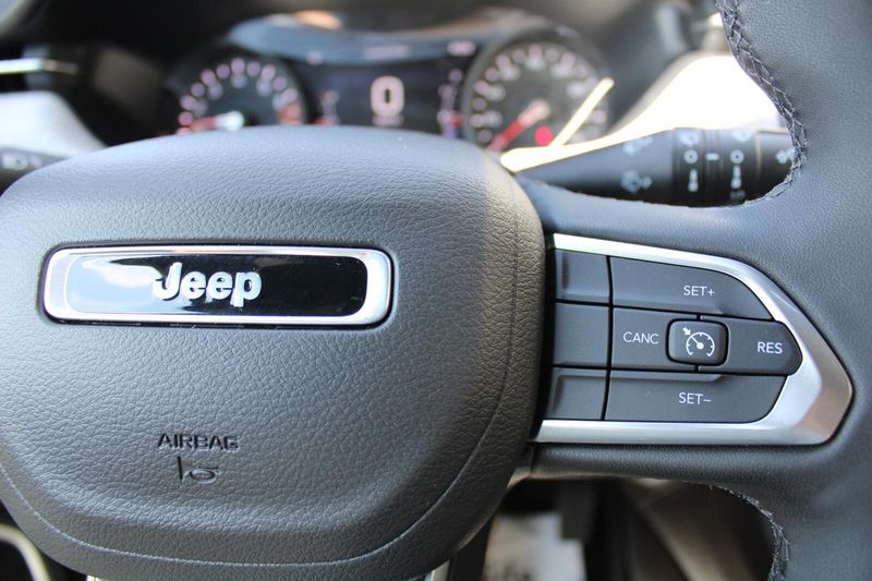2025 Jeep Compass Latitude photo 15