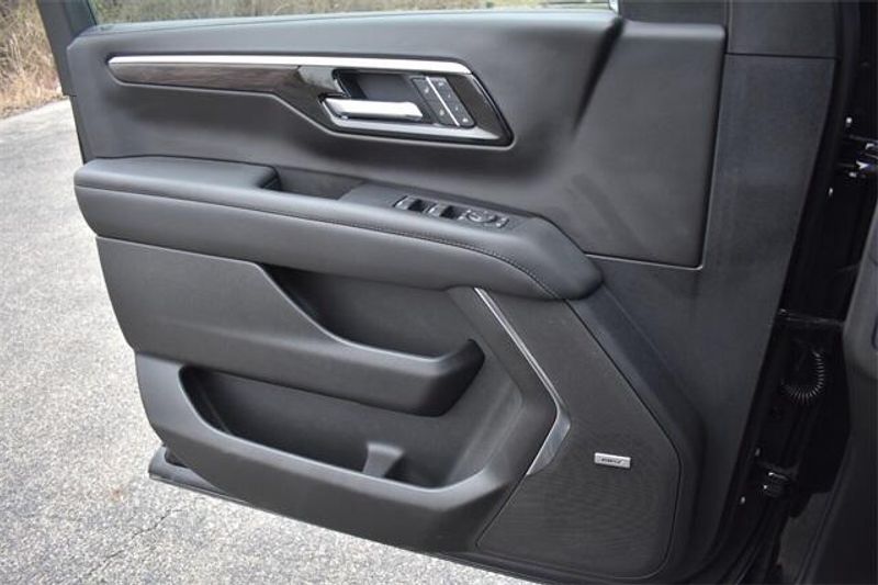 2025 Chevrolet Suburban Z71Image 36