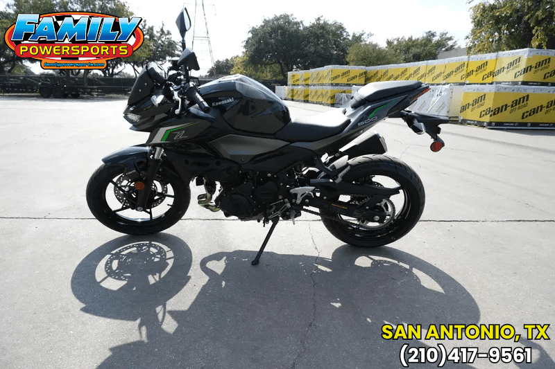 2025 Kawasaki Z500 ABS METALLIC SPARK BLACK AND METALLIC MATTE GRAPHENESTEEL GRAYImage 1