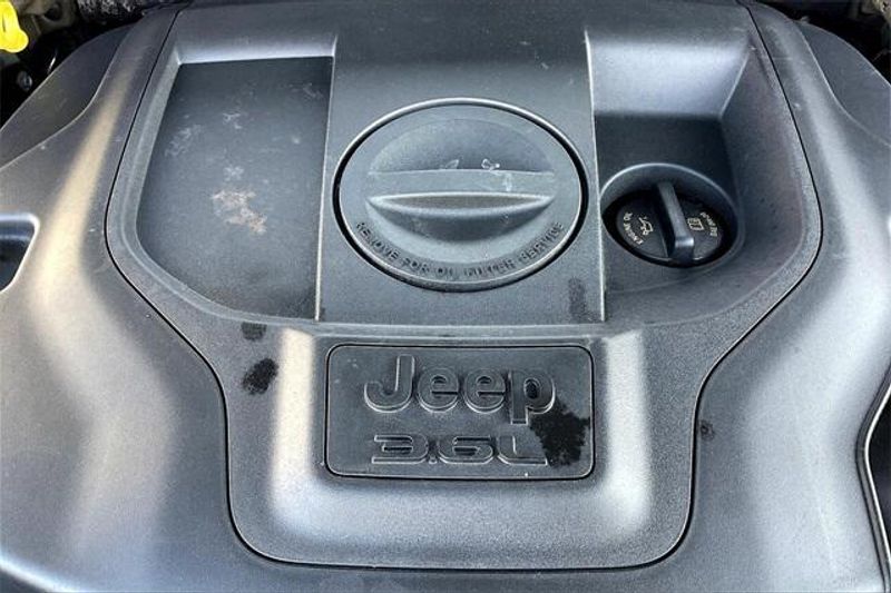 Used 2022 Jeep Grand Cherokee L OverlandImage 32
